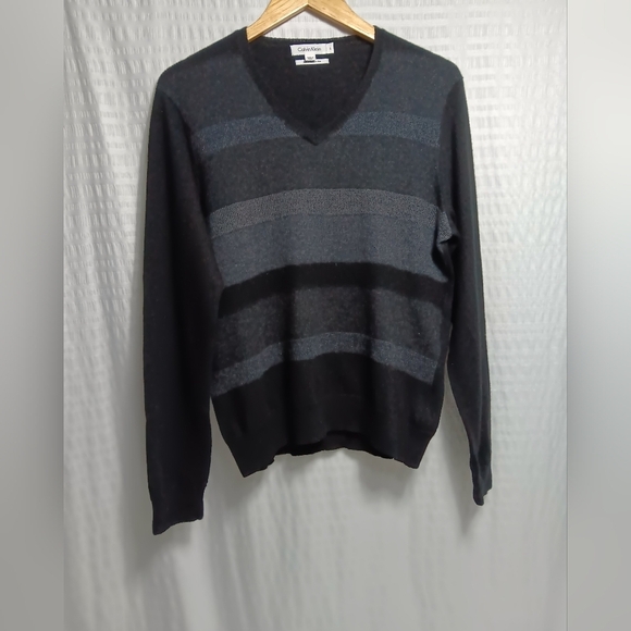 Calvin Klien v neck 💯 Extra Fine Merino wool Ladies Sweater.  Size L - Picture 2 of 8